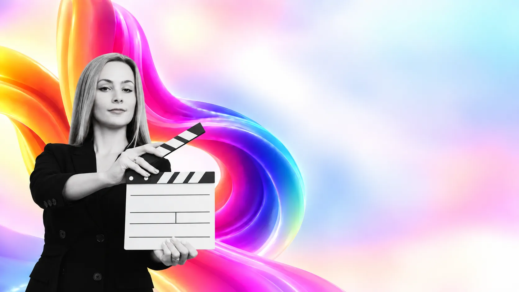 Consultora de Bizamina con una claqueta de cine