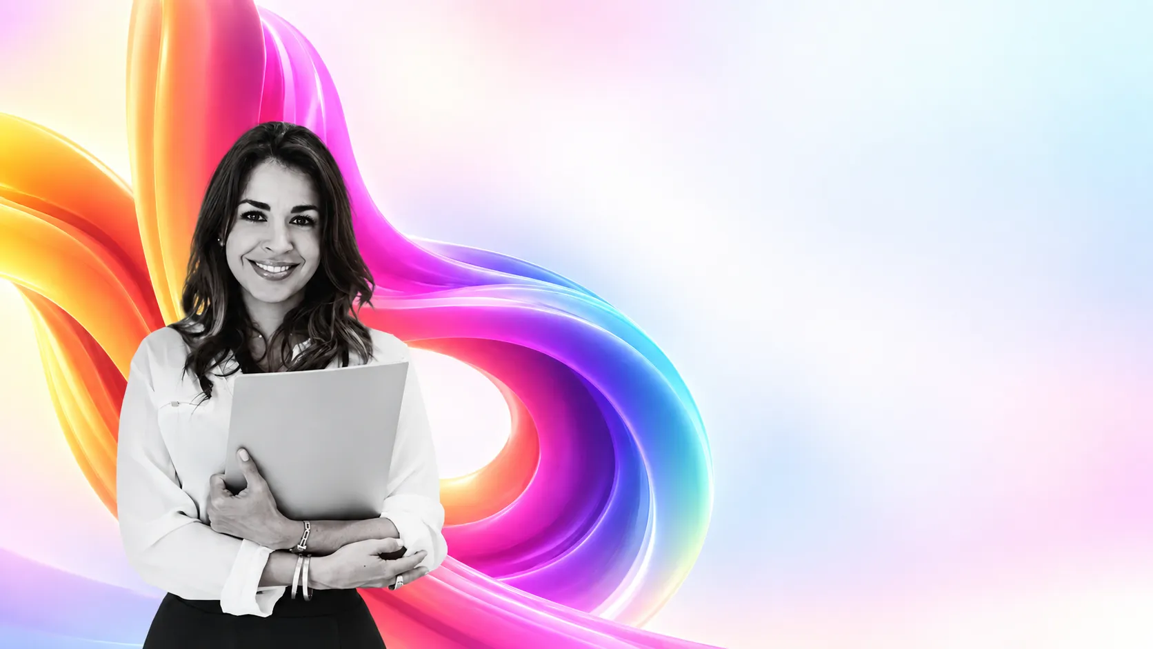 Consultora de Bizamina con una carpeta en las manos